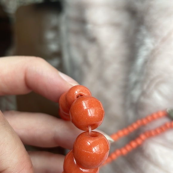 VINTAGE SPECKLED FAUX CORAL GLASS GRADUATED NECKLACE - Picture 12 of 13